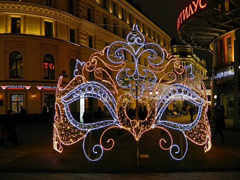 Москва где украсили. Декоративное украшение улиц. Новогоднее убранство улиц. Новогодняя иллюминация в городе. Большой театр Новогодняя иллюминация.