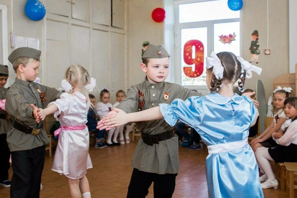 Танец на день победы в детском саду. Утренник 9 мая в детском саду. День Победы в садике. Праздник в садике день Победы. День Победы утренник в детском саду.