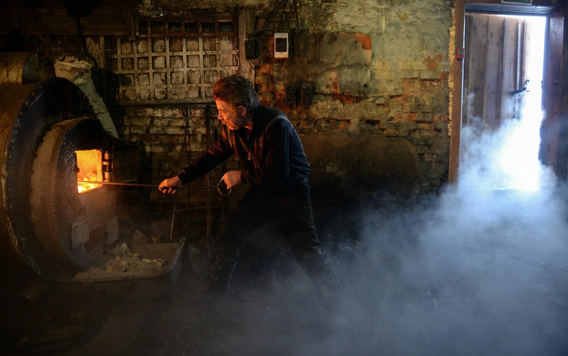 Профессия машинист кочегар. Подкидывать дрова в печь. Спецодежда кочегара угольной котельной. Машинист поезда 19 века. Топка тепловоза.