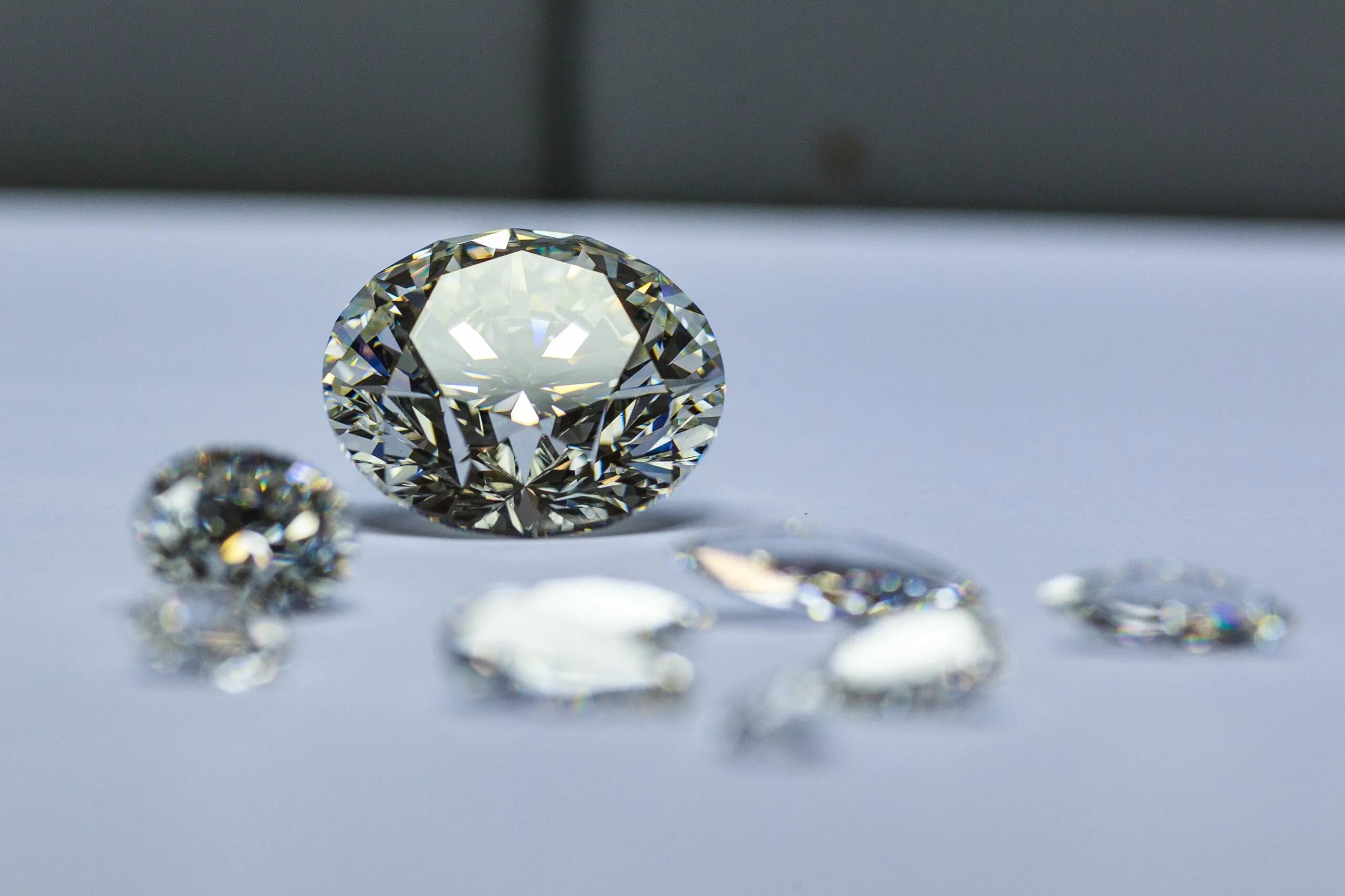 Инвестирование в драгоценности first class diamonds. Бриллианты Якутии АЛРОСА. Ювелирная группа АЛРОСА. АЛРОСА Алмазы компания. Алмазный стол АЛРОСА.