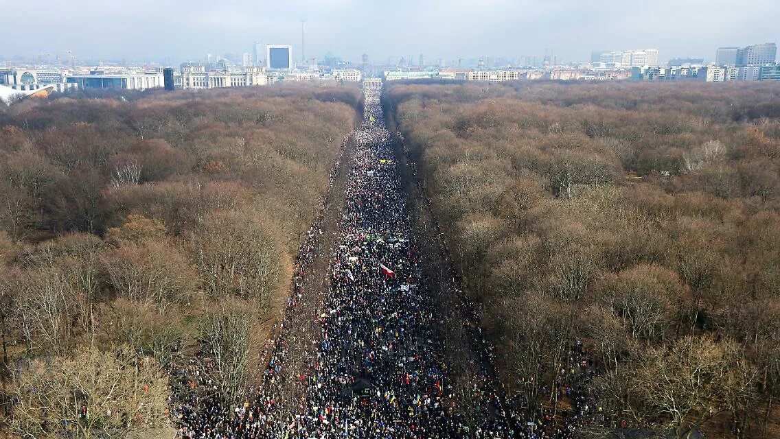 Принимать огромное участие. Антивоенный митинг в Берлине. Митинг в Берлине против войны на Украине. Украина митинг 2022. Митинг в Германии Украины.