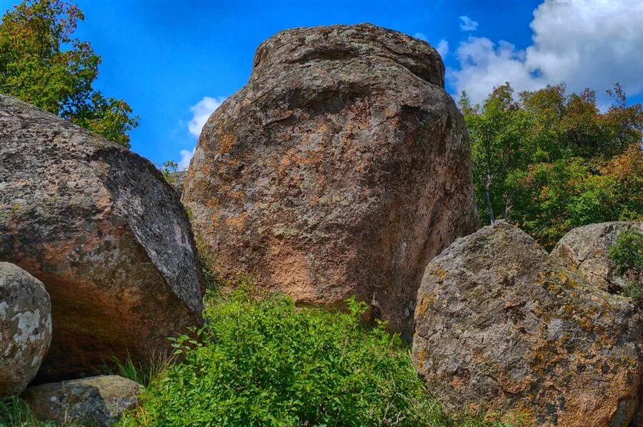 Сколько живет камень. Валун великан. Гиганты в камнях. Александровское каменные великаны. Камень гигант Минское шоссе.