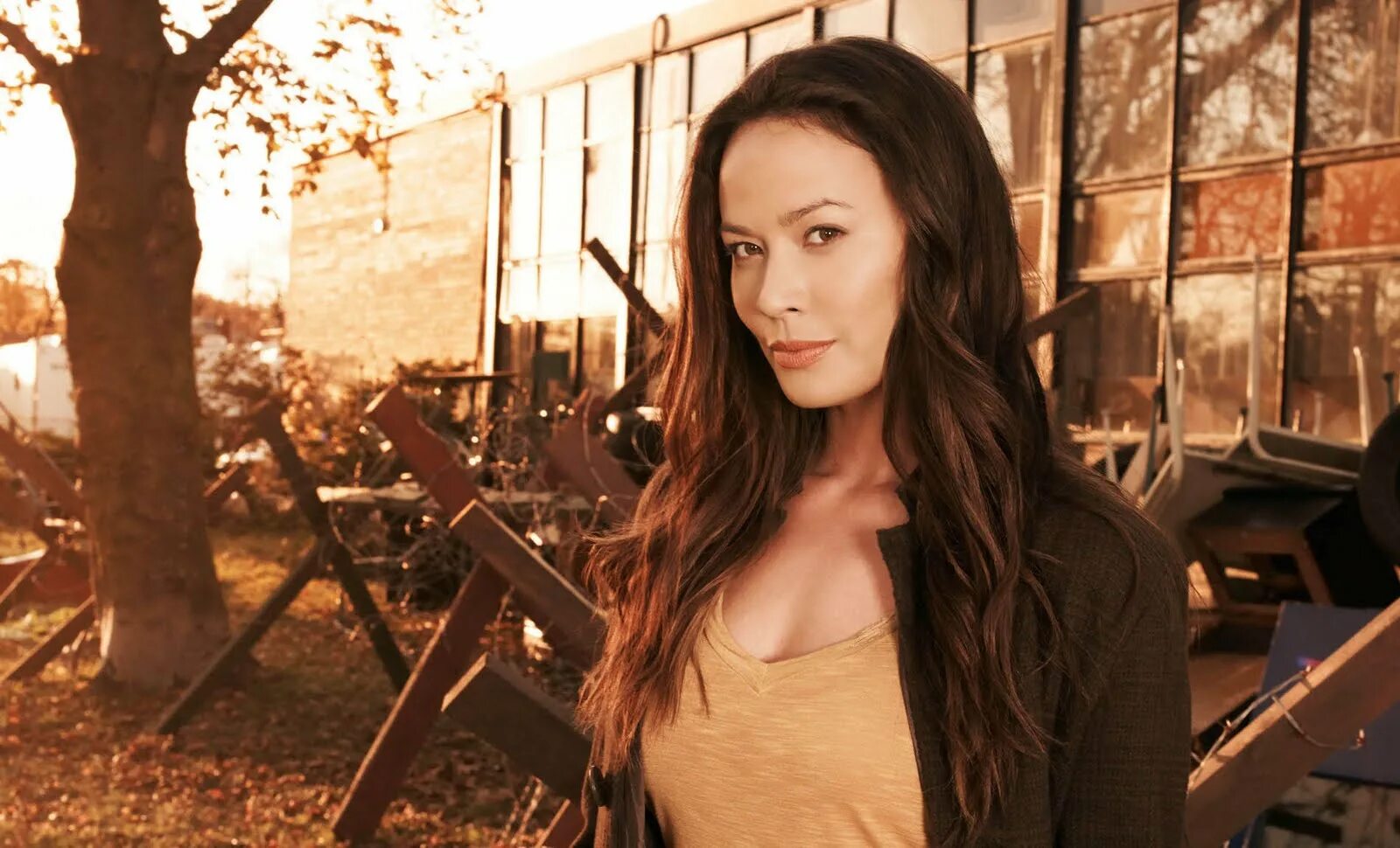 Show falling. Сошедшие с небес сериал. Падающая вода сериал. Мина мун актриса. Show falling.