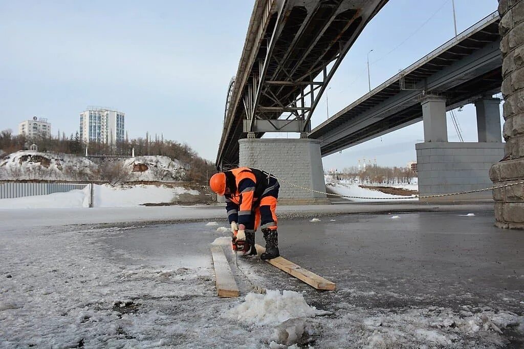 Разрушить лед. Наледи на Мостах. Защита опор моста от льда. Ледяной мост. Подготовка к половодью.
