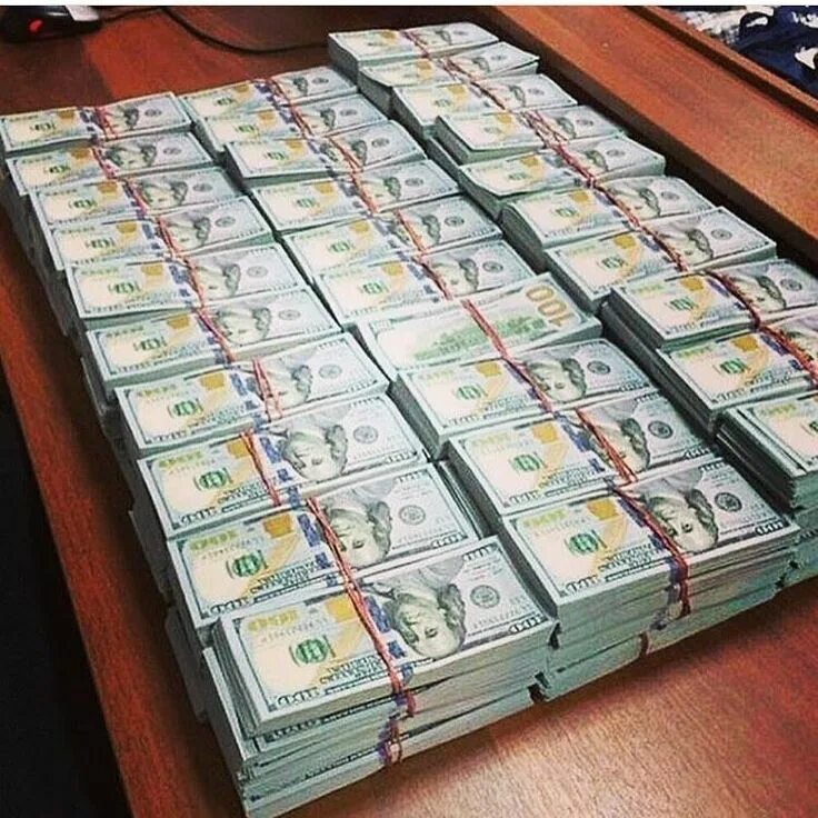 Миллион долларов. Много пачек долларов на столе. 95 000 долларов. Огромная пачка денег. Американские деньги пачка.