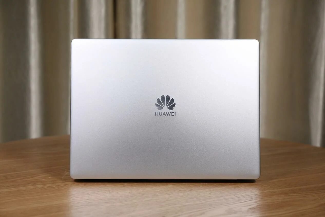 Huawei matebook аккумулятор. Ноутбук Huawei 17 дюймов. Ноутбук Хуавей белый. Ноутбук Хуавей коробка. Коробка Huawei MATEBOOK.