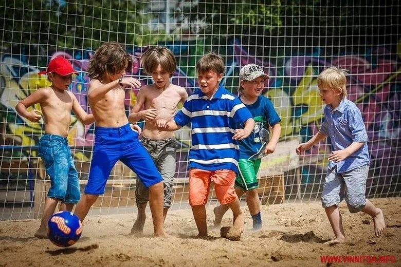 Футбол дети двор. Детский футбол во дворе. Игра в футбол во дворе. Пляжный футбол дети.