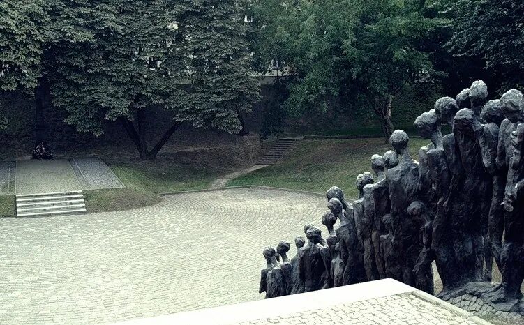 Жертвы холокоста в беларуси. Памятник жертвам холокоста в минске. мемориальный комплекс яма в минске. минское гетто мемориал. памятник жертвам холокоста яма.
