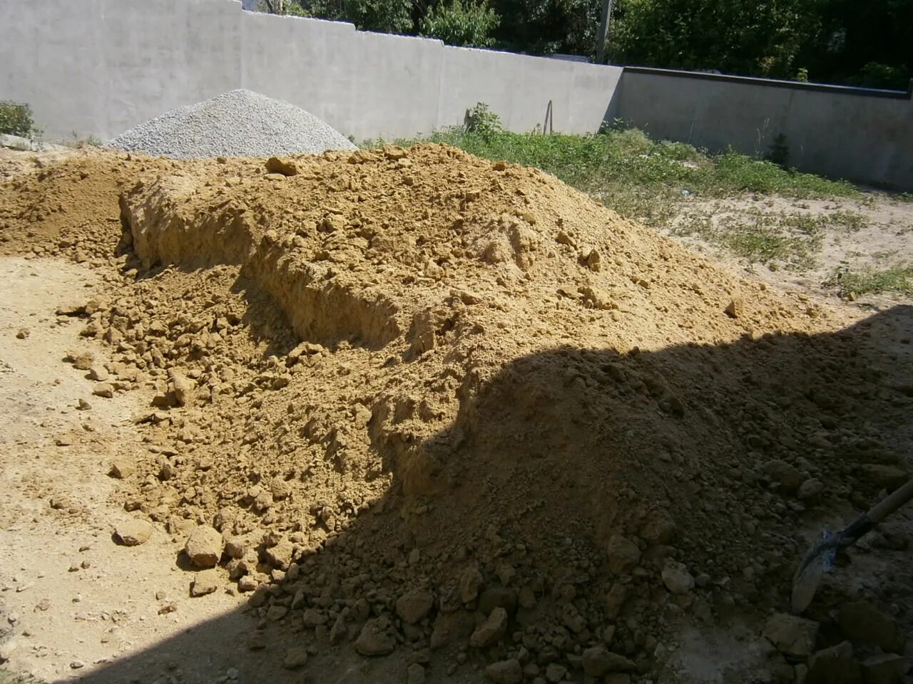 Выкопать 1 куб земли. Ручная копка траншей. Выгребная яма в суглинистой почве. Земляные работы вручную. Выгребная яма на глинистой почве.