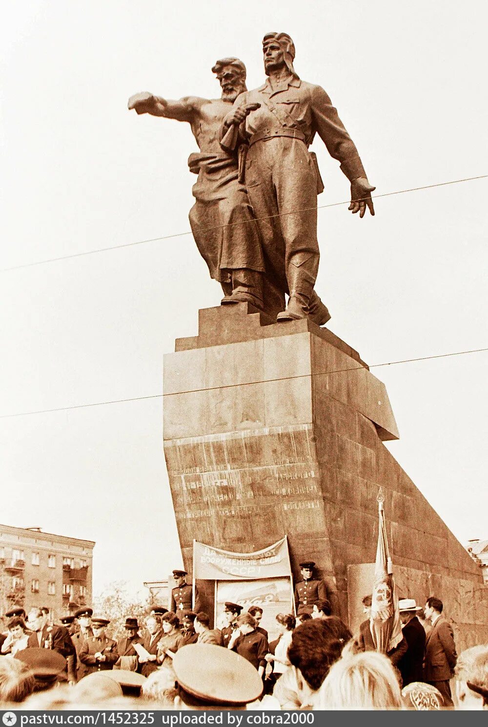 В каком городе установлен памятник уральский. Памятник воинам уральского танкового корпуса екатеринбург. памятник уральскому добровольческому корпусу екатеринбург. памятник добровольческому танковому корпусу в екатеринбурге. памятник уральскому добровольческому танковому корпусу.