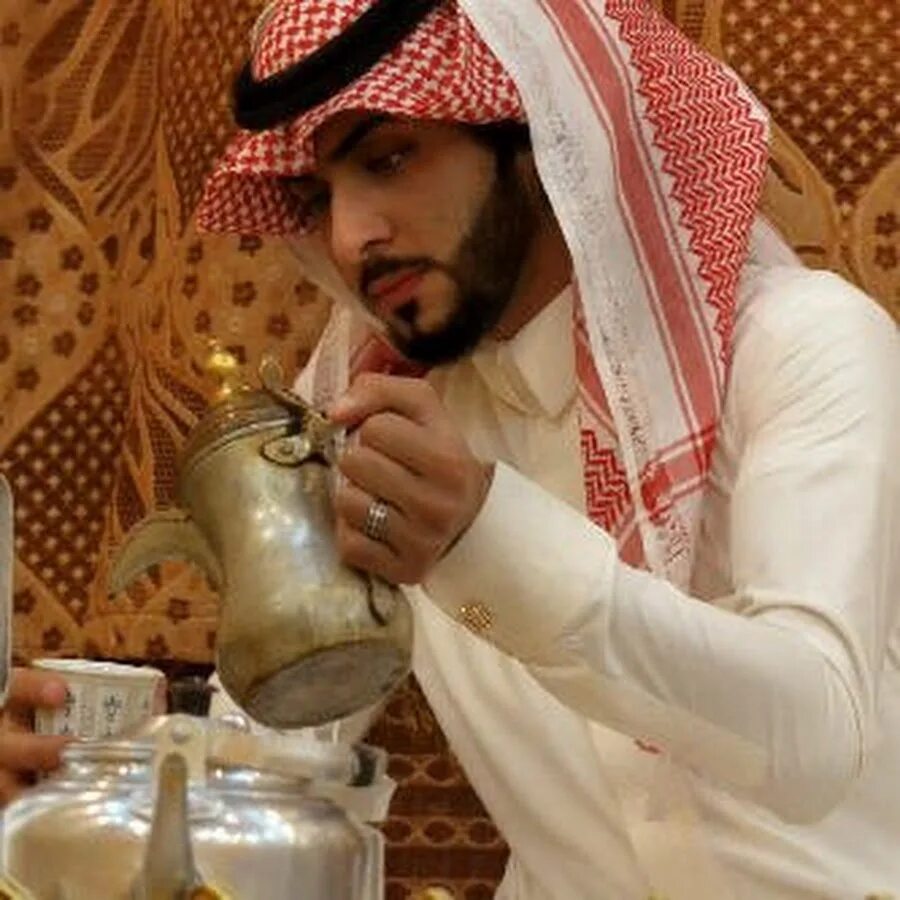 Арабская пито. Что пьют арабы. Арабский кофе. Турки и арабы. Арабский Шейх с кофе.