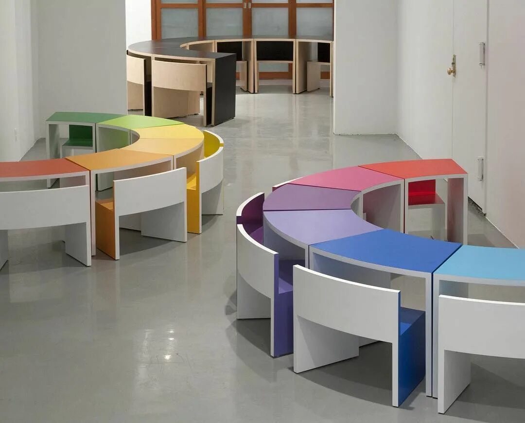 Развивающий центр для детей. Детский сад комната для занятий. Модульные столы для школы. Центр ребенка столов. Центр ребенка столов.