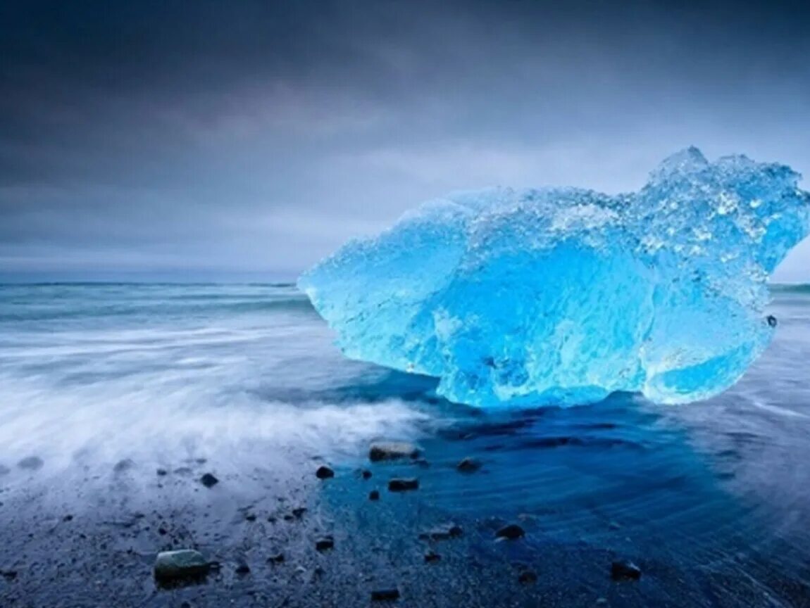 Глыба льда на воде. Айсберг глыба льда. Лагуна ёкюльсаурлоун в Исландии.  National Geographic. Красивый лед. Красивые глыбы льда.