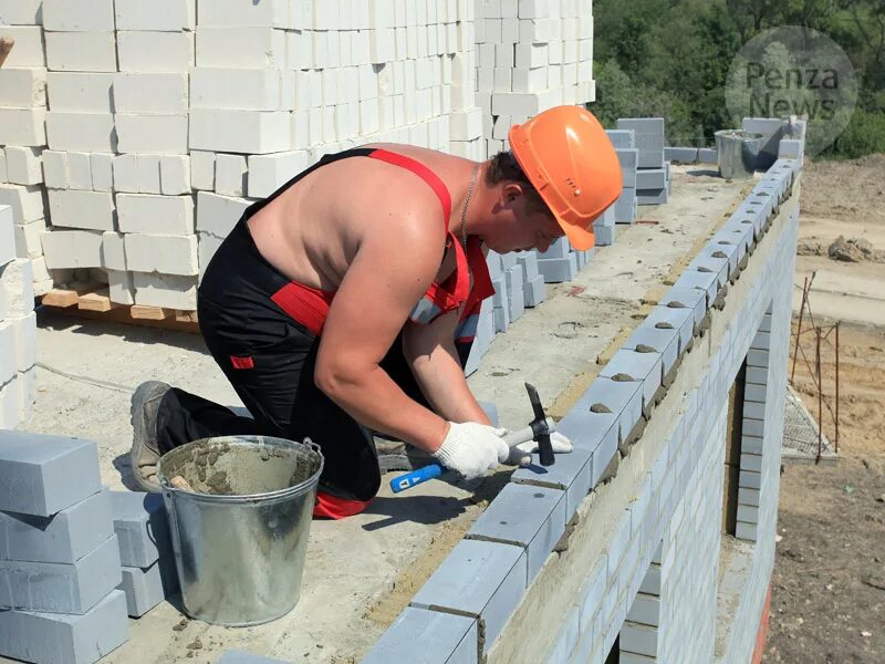 Пенза строители мошенники. Рабочие на стройке. Работа строителя в пензе. Термодом спутник стройки. Конкурс профмастерства по профессии штукатур.