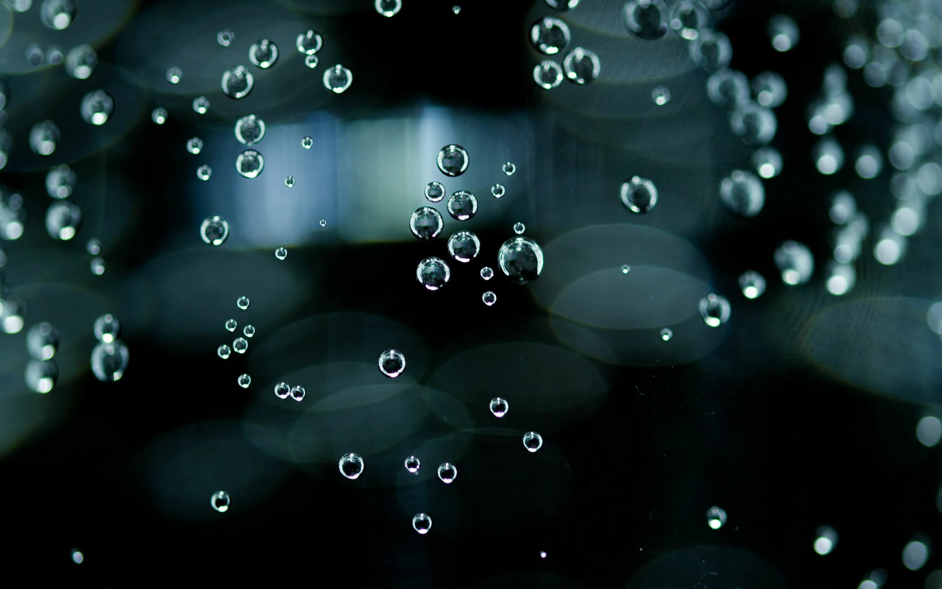 Капли на окне. Блик капля. Блик капля. Блик капля. Разноцветные капли дождя.