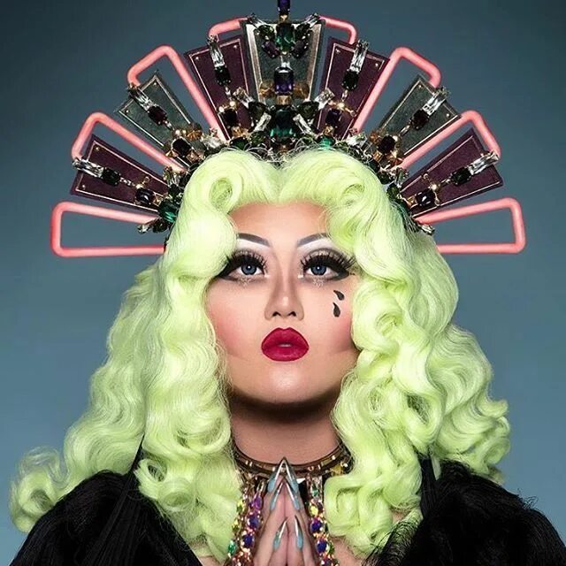 Drag type. Дрэг квин. kim chi drag queen. дрэг-квин артист. драг квин макияж.