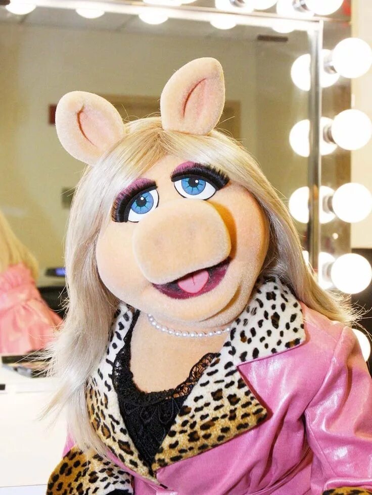 Миссис пигги. Мисс Пигги. Miss Piggy Мисс Пигги. Маппет шоу Свинка Пигги. Мисс Пигги из Маппет шоу.