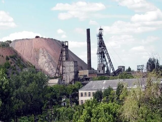 Артемовск шахта. Шахта имени артема город шахты. шахта имени артема луганская область. шахтные терриконы донбасса. копры шахт донбасса терриконы.