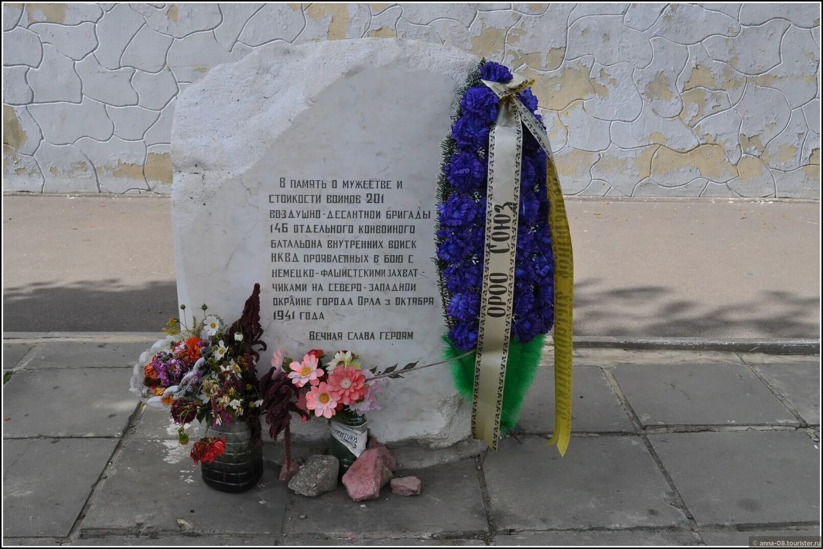 Памятный знак часовня. Сквер героев десантников в Орле мемориал. Памятник в 909 квартале. Часовня сквер героев. Разрушенные воспоминания