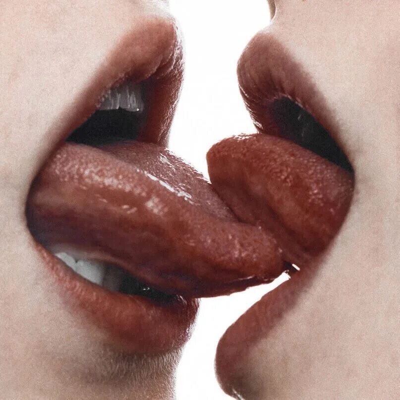 первый поцелуй с парнем. фотография нельзя целоваться. целующие губы. перечеркнутый рот. целующие губы.