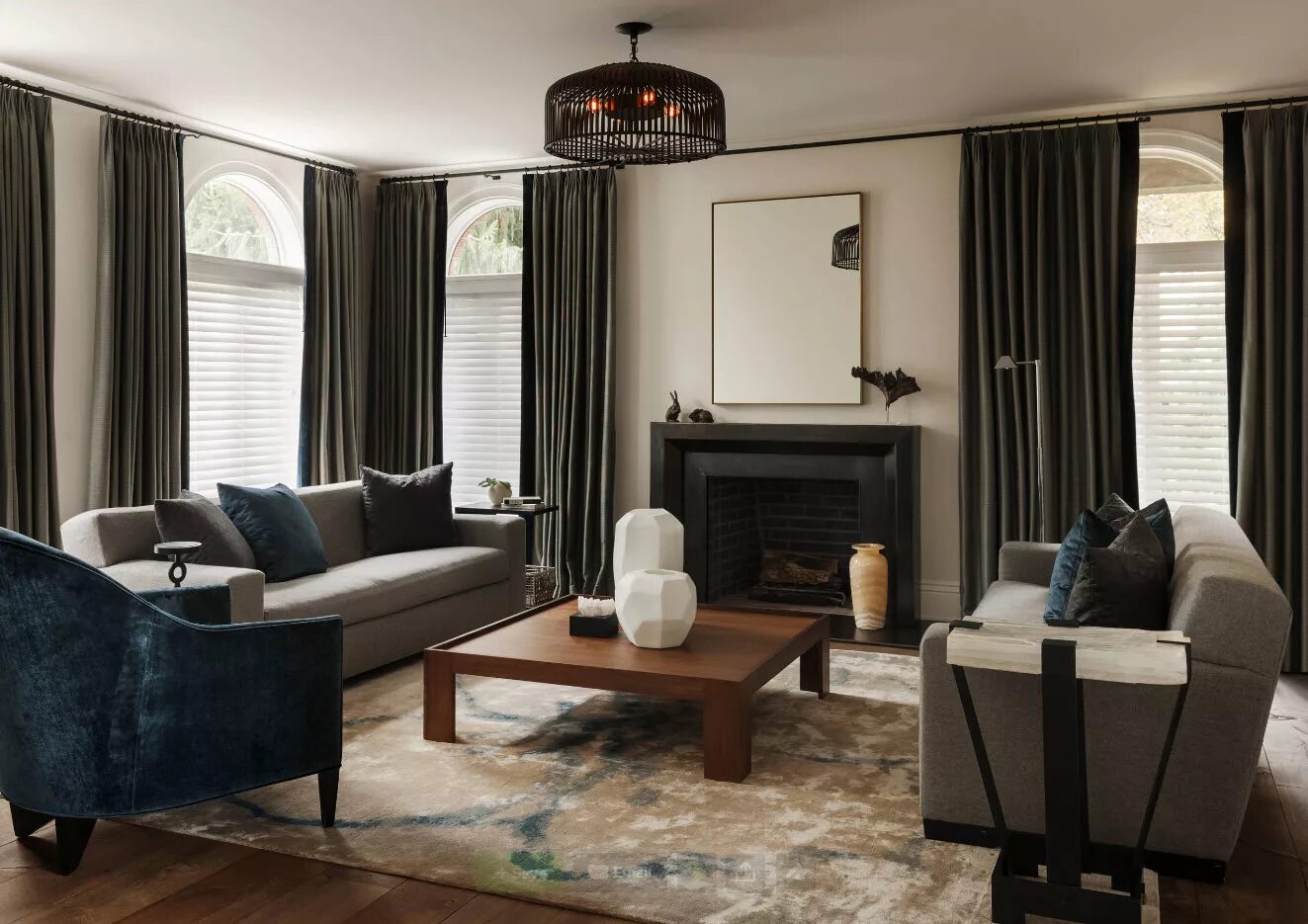 черные шторы в стиле лофт. серый с коричневым в интерьере гостиной. шторы в стиле лофт. темно серые шторы серо голубой диван. занавески в гостиную в сером цвете.
