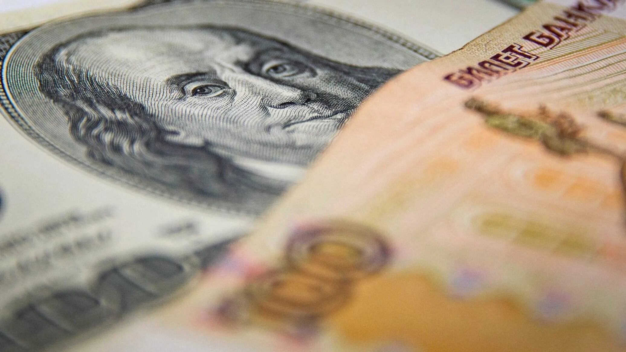 Доллары в рубли. Иностранная валюта. USD ЦБ. Падение рубля.