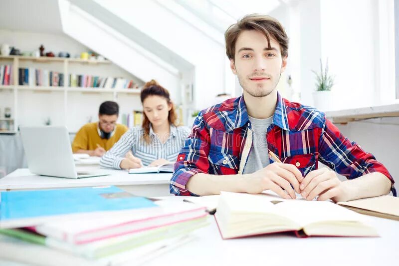 Студенты в кафе. Девушка лежит на столе головой. Студенты сидят за партами. Уставший за компьютером. Учитель наблюдает за группой.