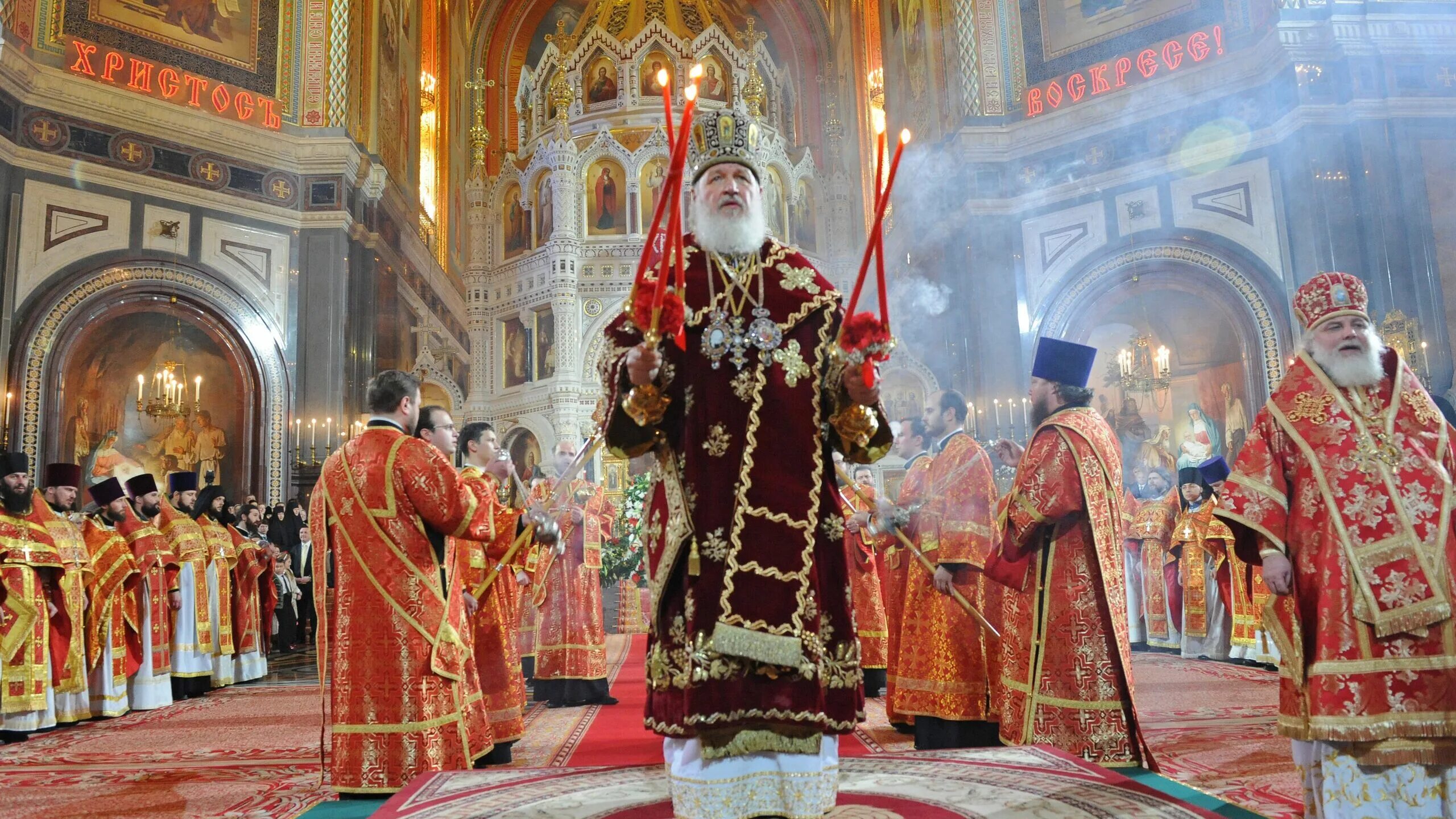 Церковная служба днем. Пасхальная служба в храме Христа Спасителя. Богослужение в храме Христа Спасителя. Храм Христа Спасителя Пасха 2022. Боглужение напасзу в храме Христа Спасителя в Москве.