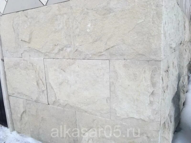 Колотый доломит. Альпийский камень для фасада. Фасадные панели dolomit альпийский 2 м для ворота. Доломит отзывы. Мраморизованный известняк для фасада.