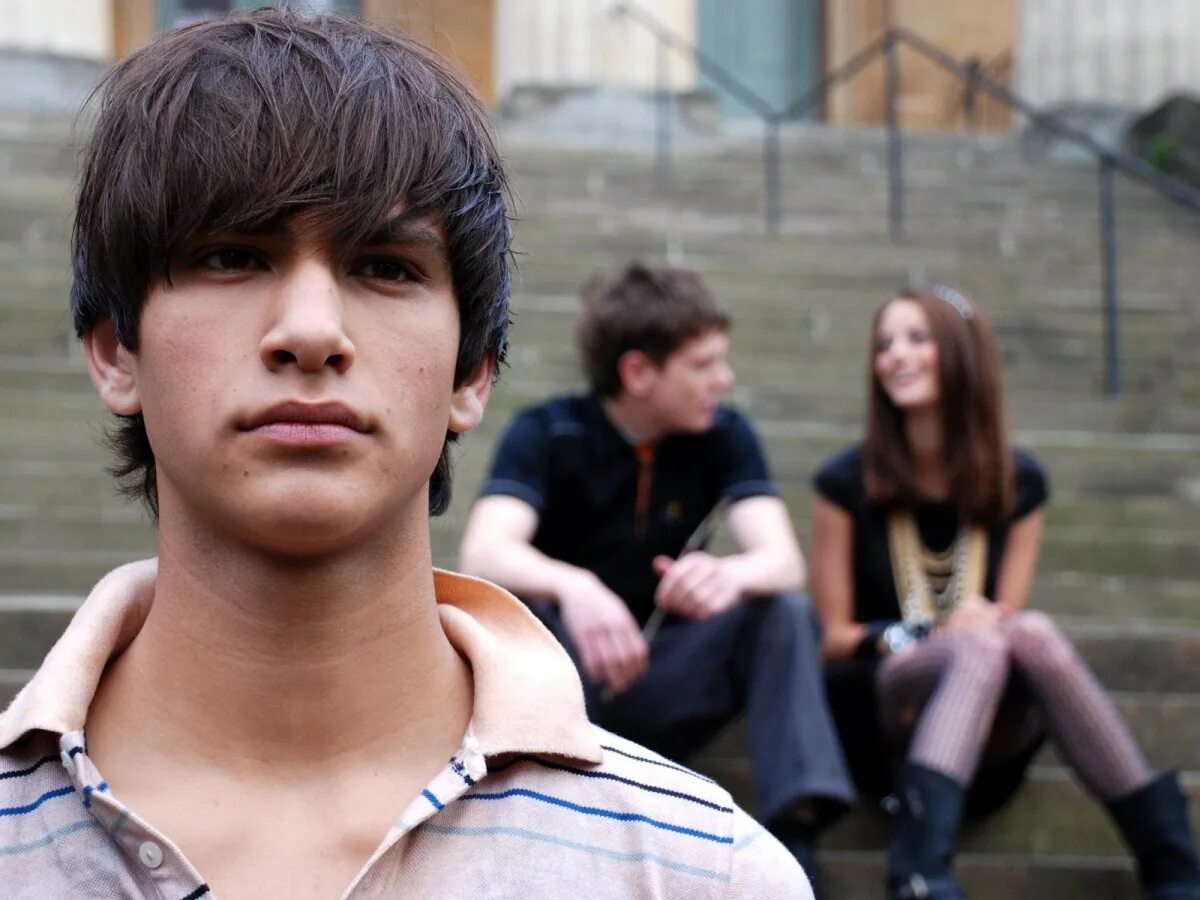 «молокососы» сериал 3 сезон молокососы. молокососы джон фостер. сериал молокососы 6 сезон 1 серия. скинс 1 поколение. сериал скинс молокососы.