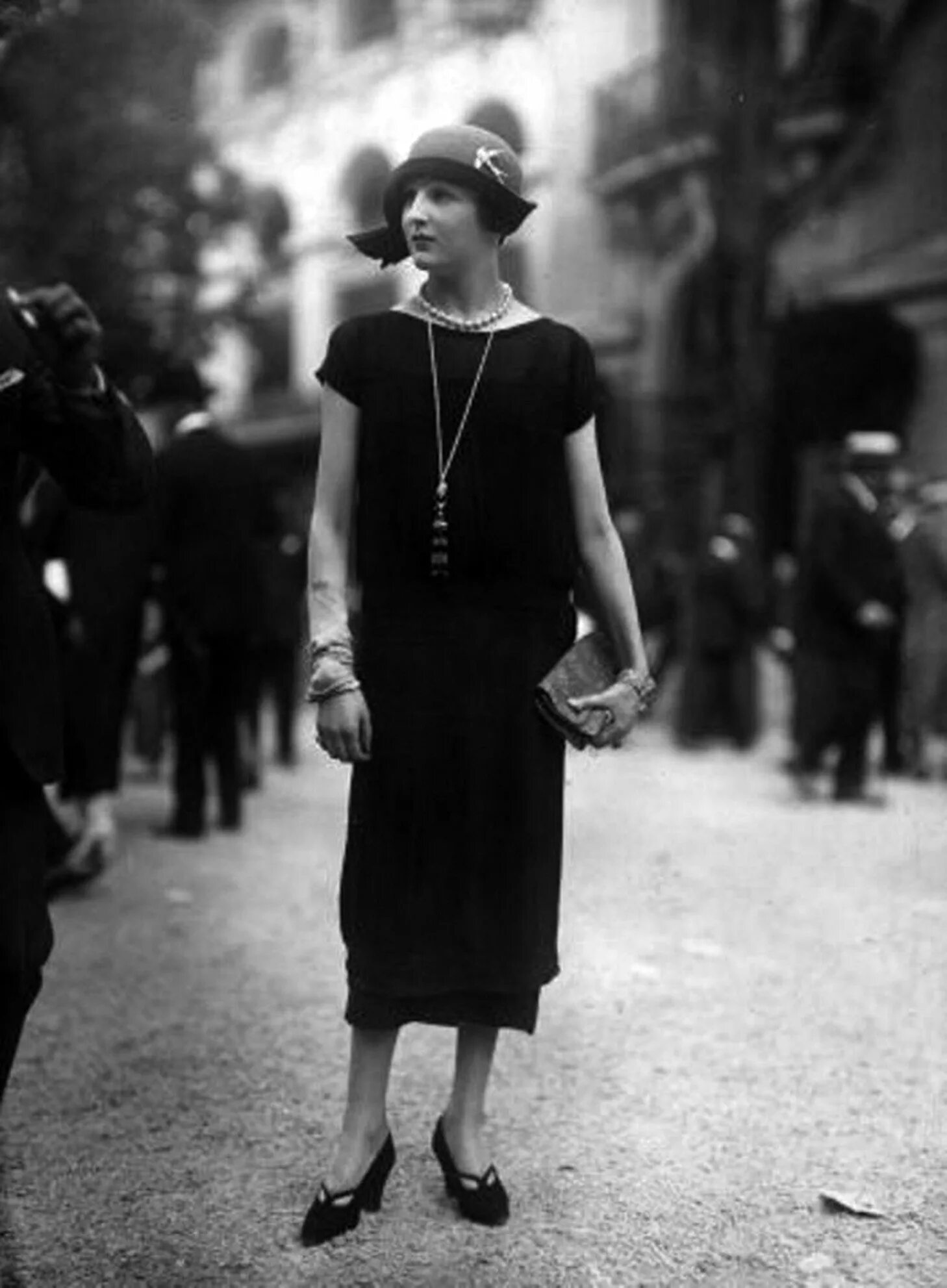 В 20 годы был стиль. Черное платье Коко Шанель. Коко Шанель 1920е. Маленькое платье Коко Шанель. Коко Шанель 20е.