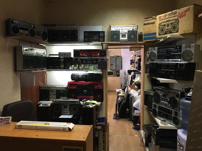 Центр магнитол санкт петербург. Магнитофон atlanta двухкассетный. Vintage tech магазин аудиотехники на удельной. Автомагнитола sanyo cdf-mc1. Магнитофон sony cfs - b21l.