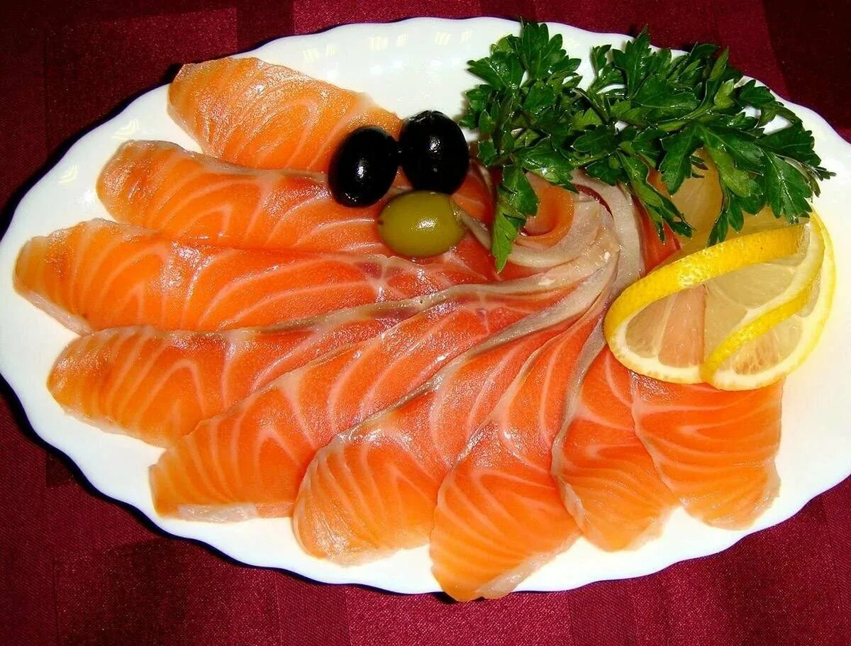 Украшение рыбной нарезки. Рыбная нарезка. Рыбная нарезка. Нарезка рыбы. Украшение мясного ассорти.