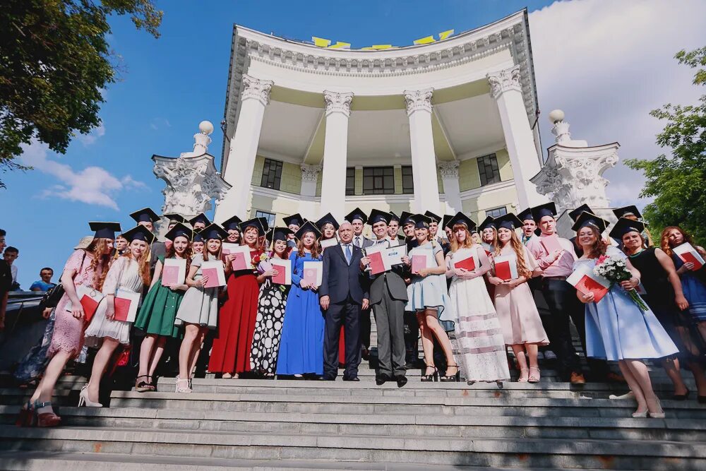 Кфу после 9 класса. Выпускники казанского университета. выпускники кфу. выпускной в казанском вузе. выпускники кфу казань.