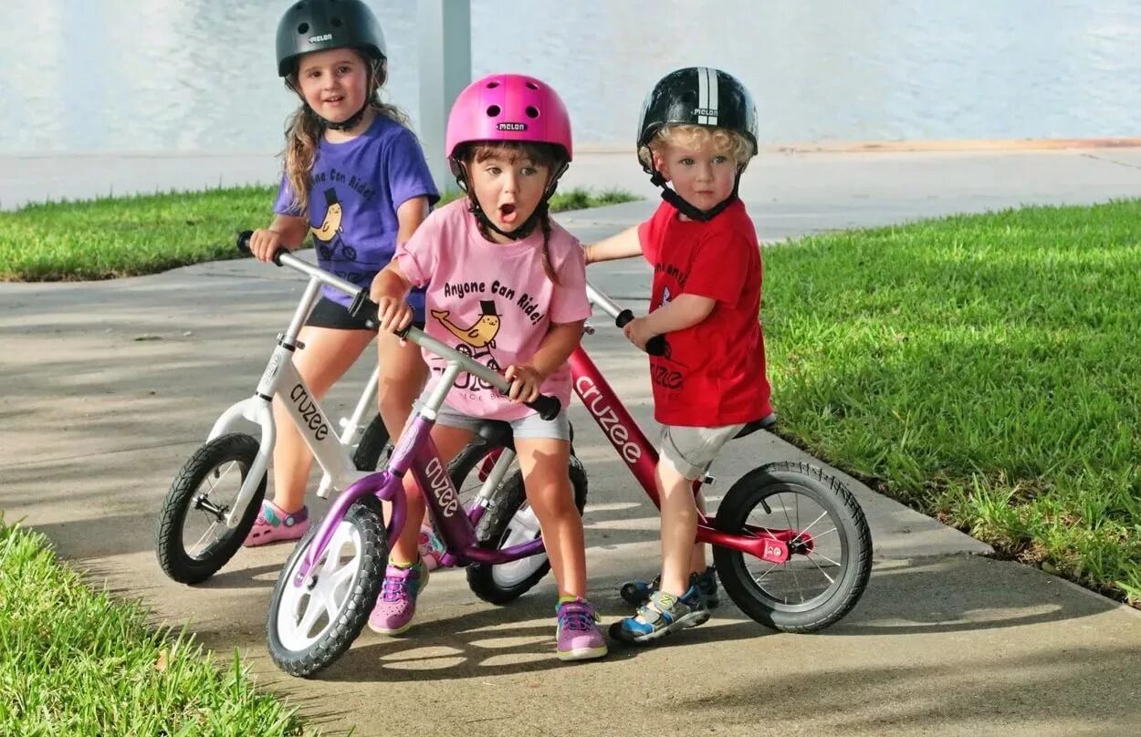 С какого возраста самокат ребенку. Дети с велосипедом. Беговел велосипед. Велосипед для дошкольников. Ребенок на беговеле.