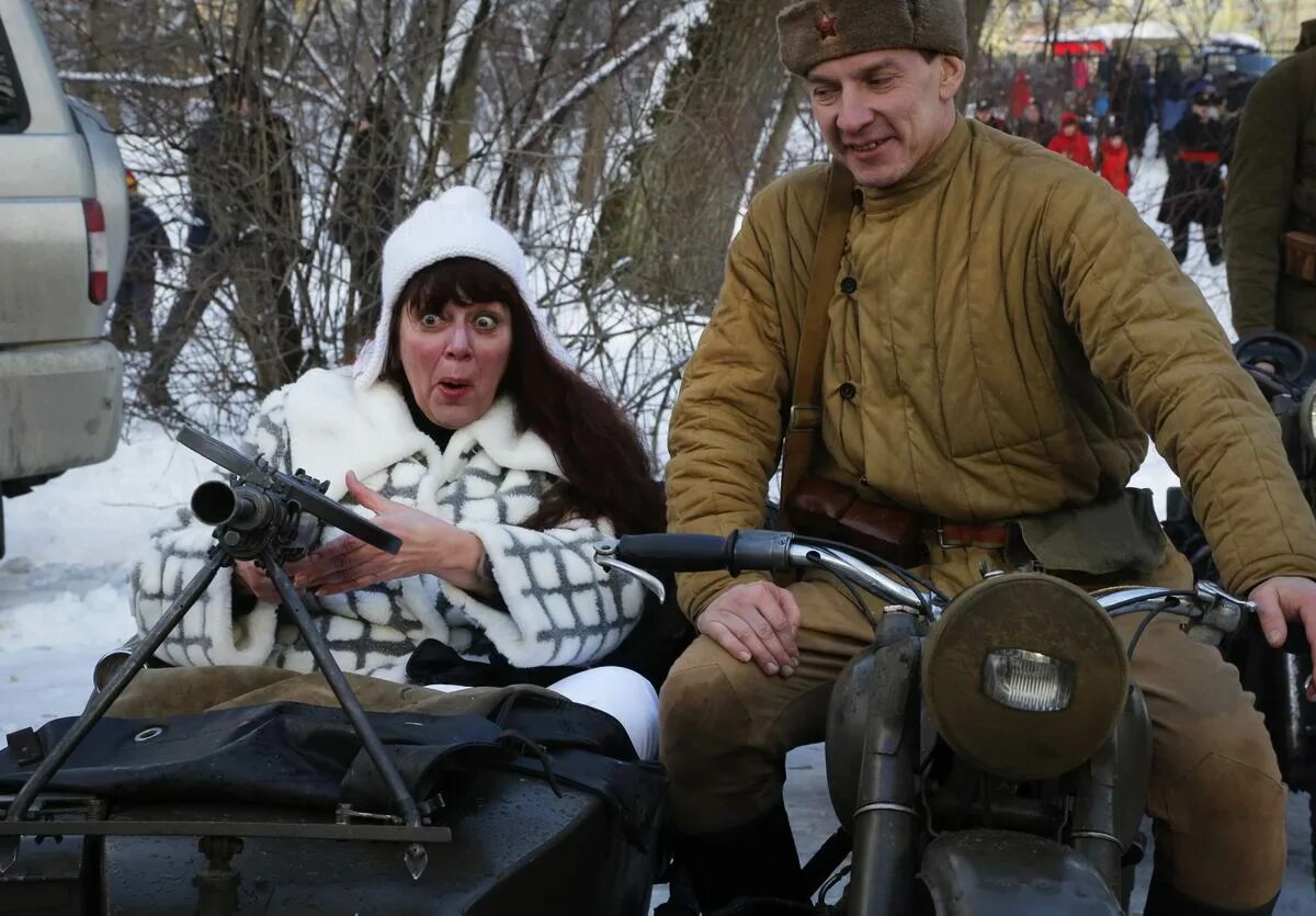 Женщина пулеметчица. Фотосессия Анка пулеметчица. Анька пулеметчица фото. Солдаты улыбаются женщины пулеметчицы.