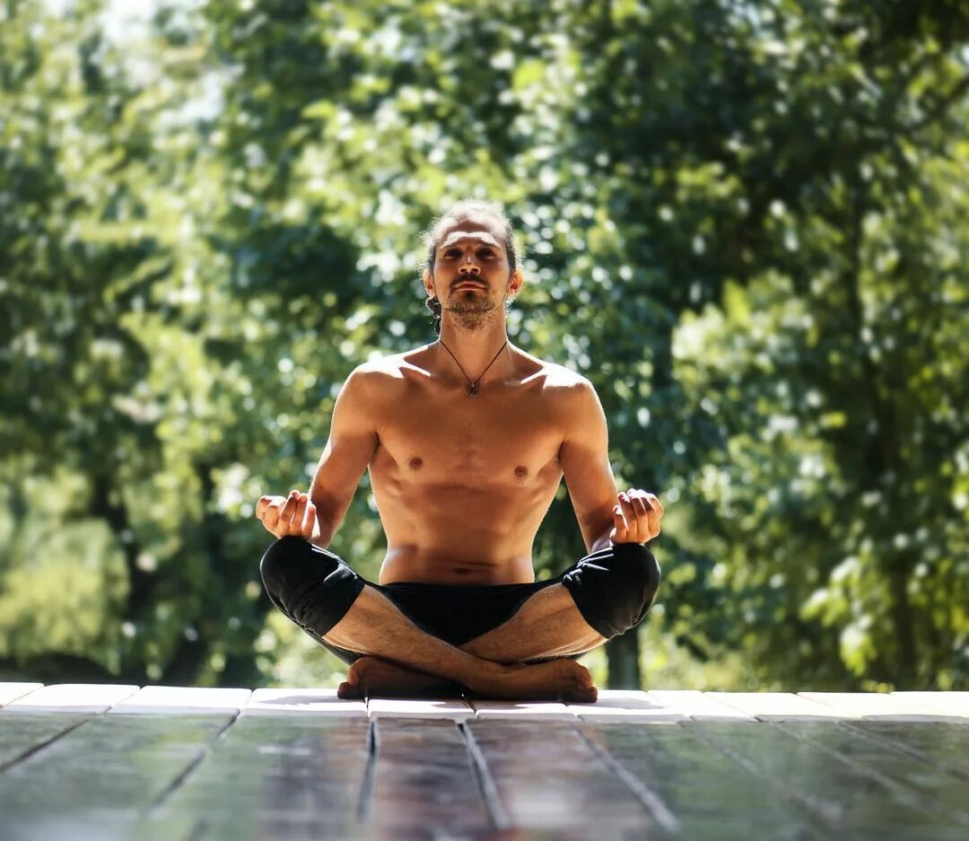 Медитация батурин. Йоги мужчины. Йога мужчина. Мужчина йога красивый.