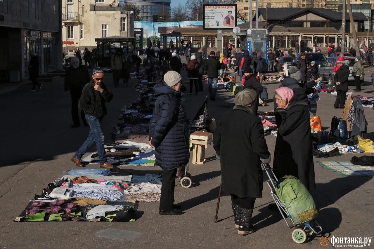 Рынок около Удельной. Удельный рынок в Санкт-Петербурге. Около метро Удельная. Стихийные рынки СПБ снесенные.