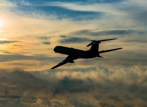 Самолет уходит в полет. Взлёт ту-134 на закате. ту 134 взлет гиф. ви 100 самолет.