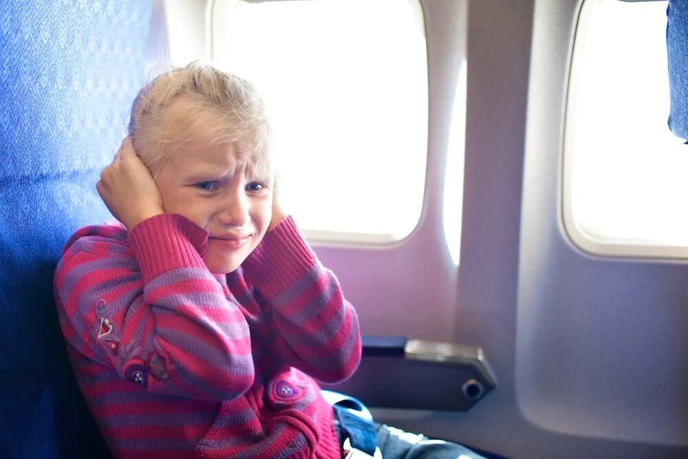 Страх полета на самолете. Самолет для детей. Закладывает уши в самолете. Самолет с ушами. Закладывает КШИ В самолёте.