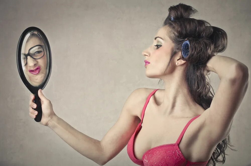 Just look in the mirror. Многодельная девушка картинка. girl opposite mirror. look at mirror and bigger.