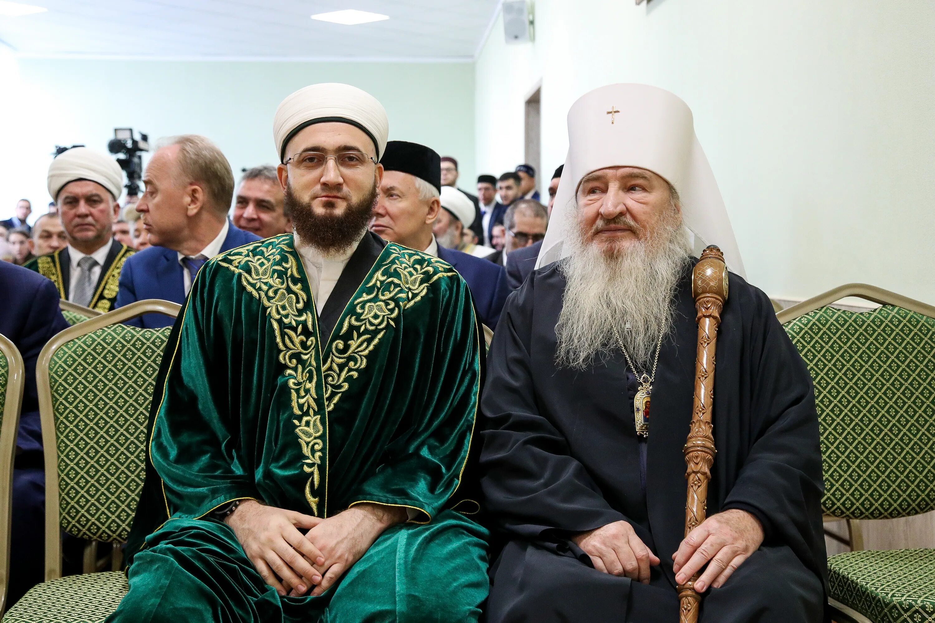 Жизнь мусульман в 19 веке в россии. Мусульманский флаг ЦДУМ. Мусульмане в России. Русские мусульмане.