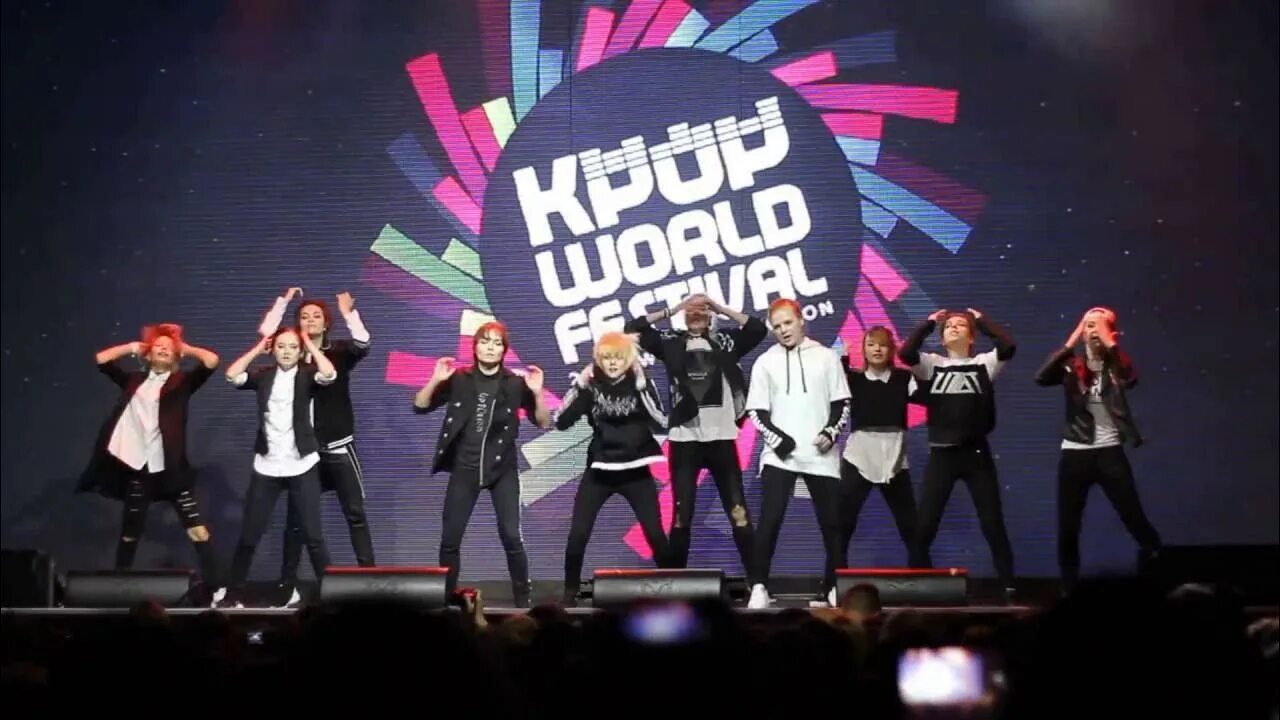 Группа monsta x. Кей поп фестиваль. K-pop cover dance. Music festival kpop. K pop world.