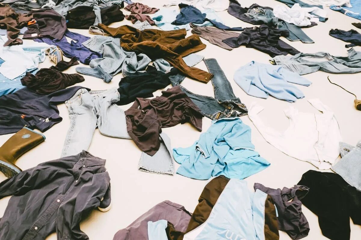 Лежат ненужные вещи. Разбросанные вещи на полу. Одежда валяется на полу. Куча одежды разбросанная. Раскиданная одежда на полу.