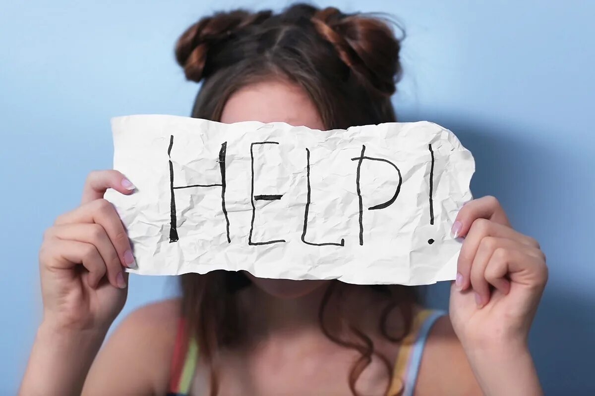 Help me wondering. Подросток с бумажкой. дай бумагу. help бумажка. девушка дает бумагу.