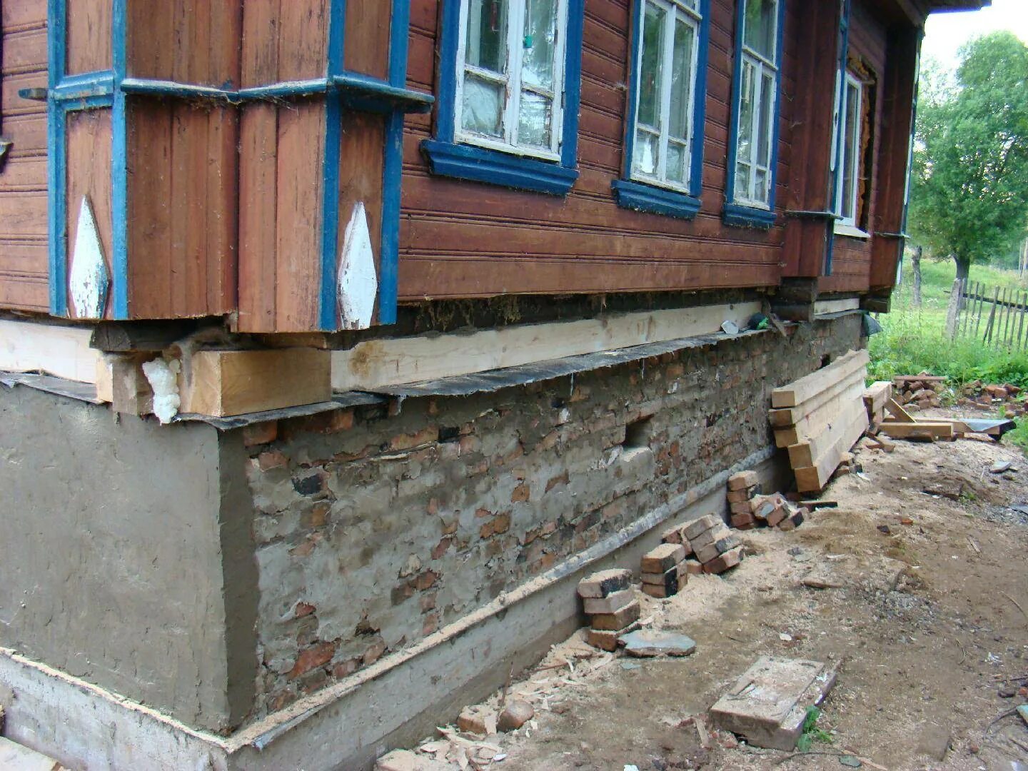 Подъем фундамента деревянного дома. Кирпичный фундамент. высокий фундамент. фундамент старого дома. реконструкция фундамента.