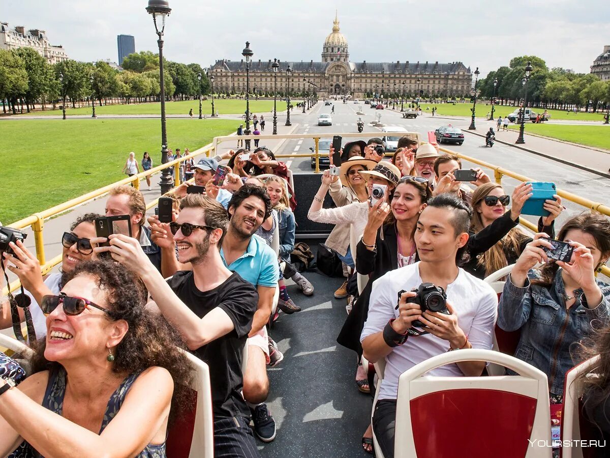 Туристы на экскурсии. Туристы фотографируют. Экскурсовод. Туристы в городе. Поездки с классом в другие города