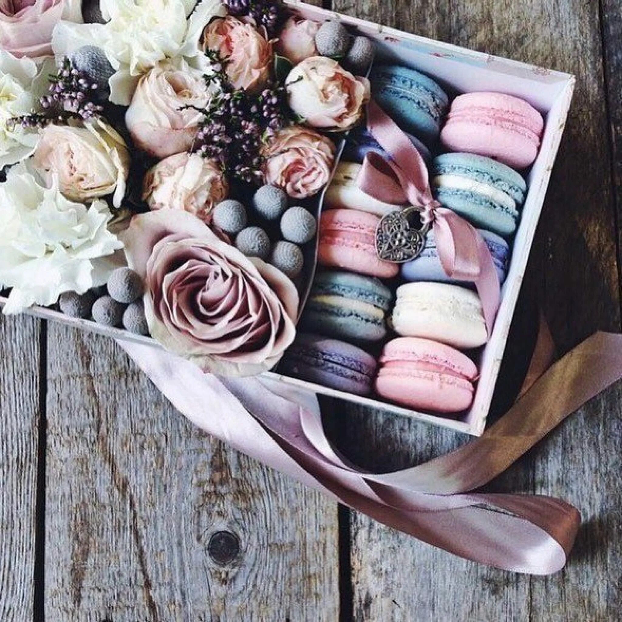 С днем рождения инстаграмм. Модные букеты. Коробки с цветами и сладостями. Цветы и макаруны в коробке. Коробка с цветами и конфетами.
