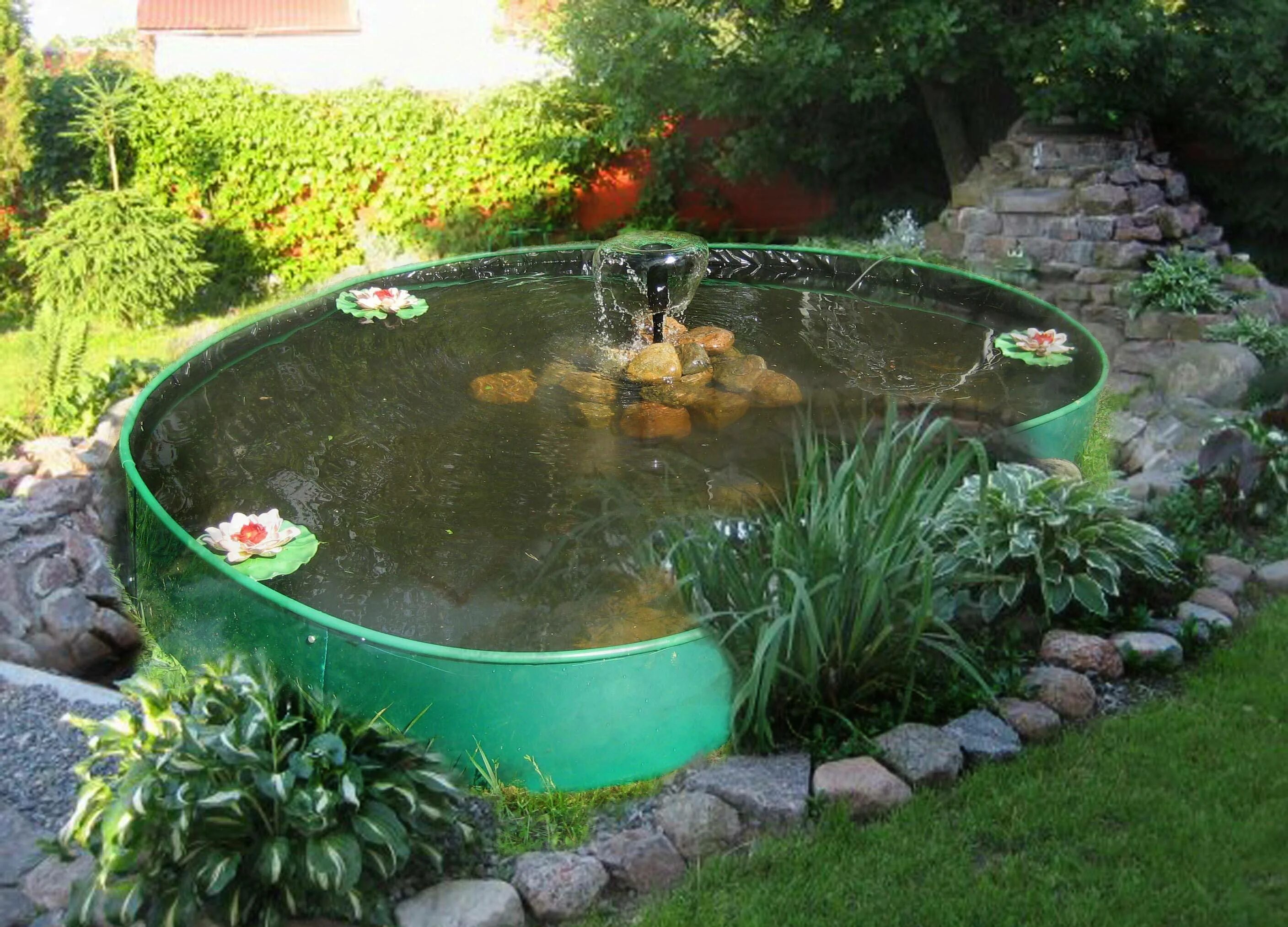Огородный прудик. Декоративный бассейн для сада. Декоративный водоем на даче. Декоративный бассейн для дачи. Пруд садовый.