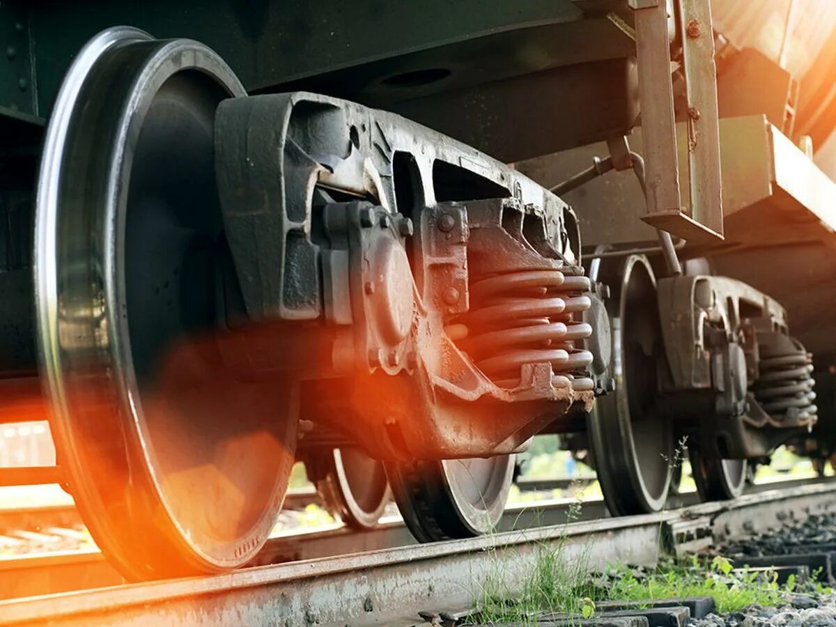 Железнодорожное колесо. Железнодорожная отрасль. Смазочные материалы на ЖД транспорте. Грузовой вагон.